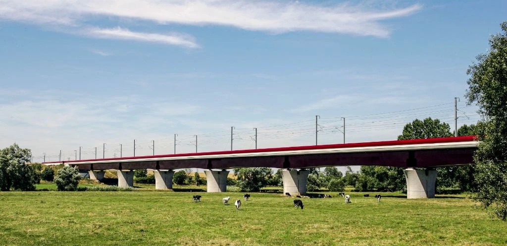 Viaduc ferroviaire LGV avec piliers en béton - ouvrage d'art